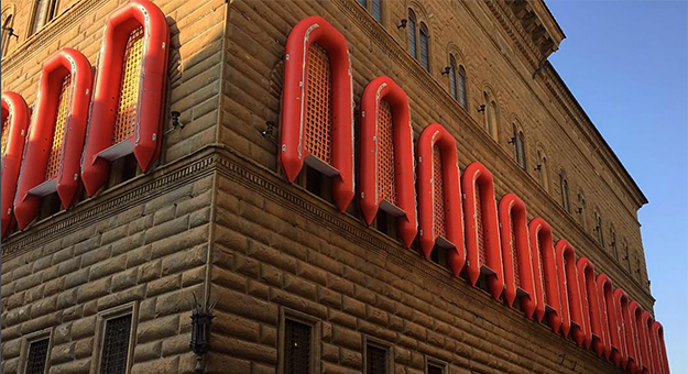 22 надувные лодки Ай Вэйвэя на стенах Палаццо Строцци