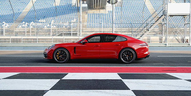 Porsche представил две новые спортивные модели в линии Panamera