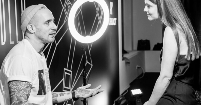 Катя Дарма разговаривает с основателем тату-студии Sang Bleu, а он — делает ей татуировку