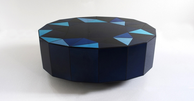 Объект желания: стол из кусочков изумрудного зеркала