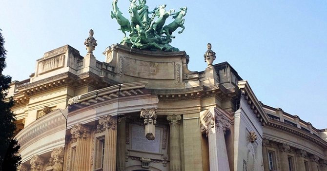 Французский художник \"разрушил\" парижский Гран-Пале