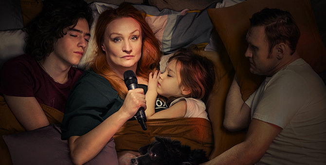 «Какой феминизм! Мне не с кем поговорить про дроссельную заслонку». Интервью с Еленой Новиковой из сериала «Я не шучу»