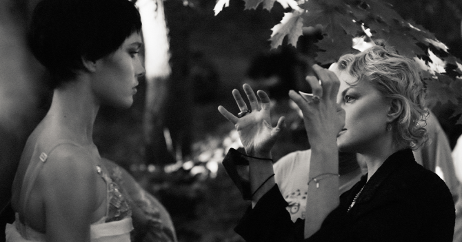 Посмотрите фильм о новой кутюрной коллекции Ulyana Sergeenko. Его срежиссировала Рената Литвинова