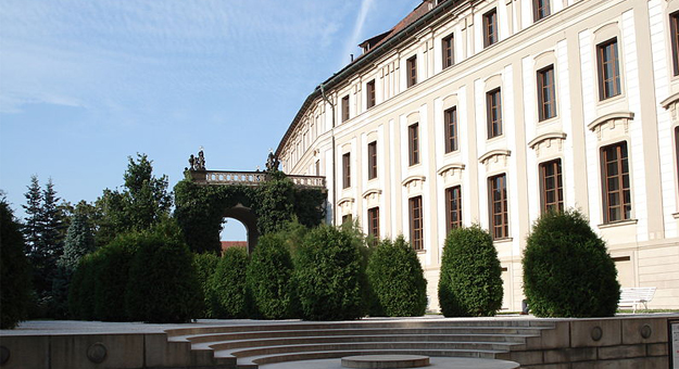 Борьба с модернизмом: пять неоклассических зданий