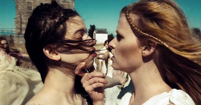 Лара Стоун в новом клипе The Black Keys