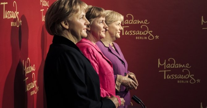 В честь 10-летия правления канцлера: \"съезд\" трех восковых Меркель в музее мадам Тюссо