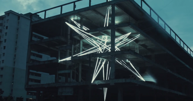 Малайзийский художник соорудил звезду внутри долгостроя