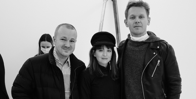 Гоша Рубчинский, Антон Белов и другие гости открытия выставки «[Ъ] [Ы] [Ь]» в Центре Вознесенского