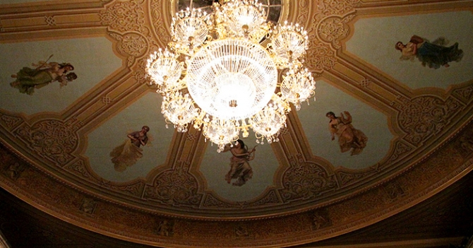 Большой театр начнет продавать билеты по 100 рублей