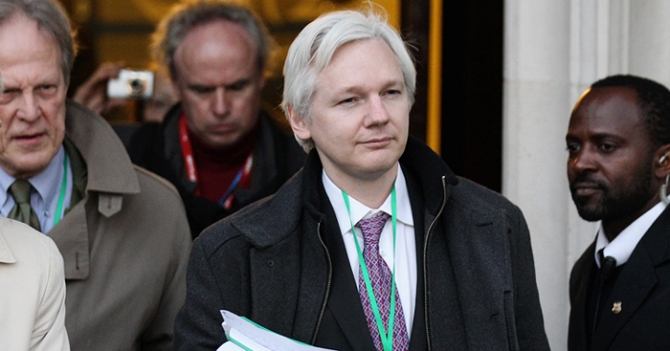 Венсан Кассель, Жак Одиар и Жан-Мишель Жарр просят об убежище Ассанжу и Сноудену во Франции