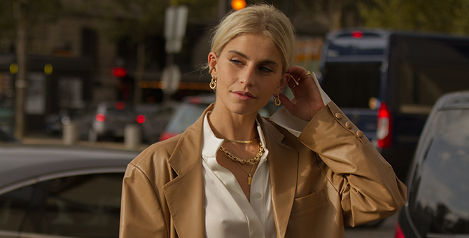 Тенденция стритстайла: кожаные плащи и пиджаки