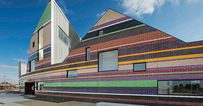 Полосатый учебный комплекс в Мельбурне от бюро McBride Charles Ryan