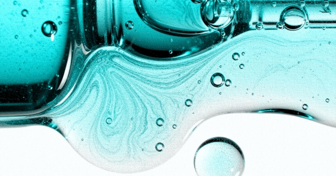 С витаминами, ниацинамидом и гиалуроновой кислотой: 8 легких сывороток на весну