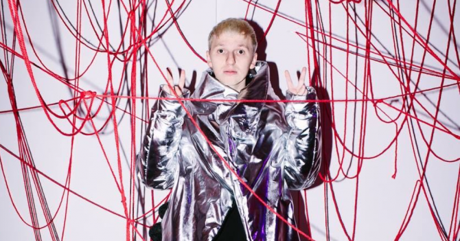 «Искусство для того и существует, чтобы ставить перед обществом новые вопросы». Важный разговор с певцом BRS о музыке, нежности и не только