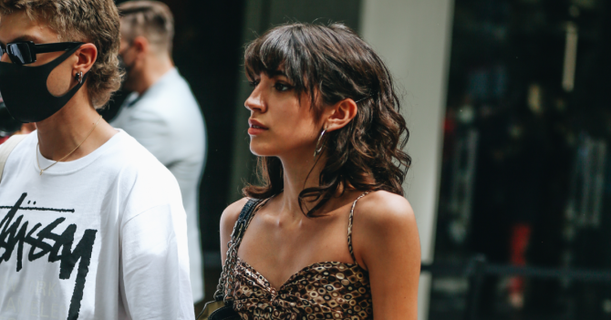 Халаты, пестрые рубашки и улыбки. Стритстайл с Недели мужской моды в Милане