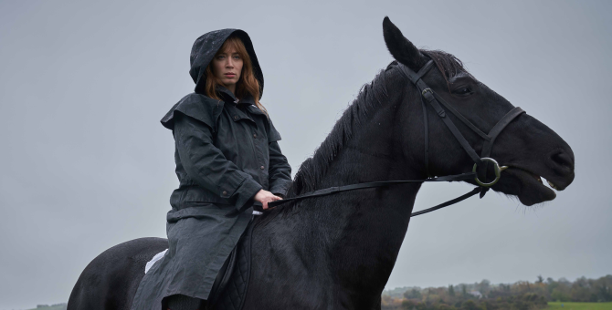 Эмили Блант поет, Джейми Дорнан коверкает ирландский акцент. Чем еще примечательна «Дикая парочка» – очень странный ромком