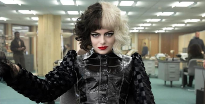 От Вествуд до Маккуина. Что стоит за образами Круэллы — диснеевской злодейки в исполнении Эммы Стоун