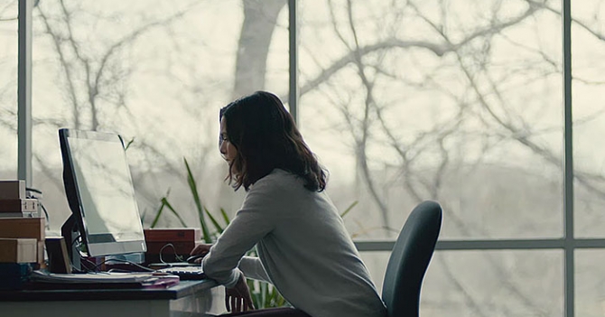 Рэйчел Вайс в трейлере мистического триллера \"Бегущая от реальности\"