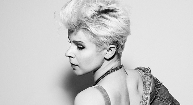 Певица Робин представила новую песню для сериала «Девочки»