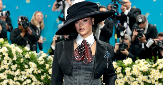 Рианна в Marc Jacobs и Энн Хэтэуэй в Carolina Herrera: красная дорожка Met Gala 2025