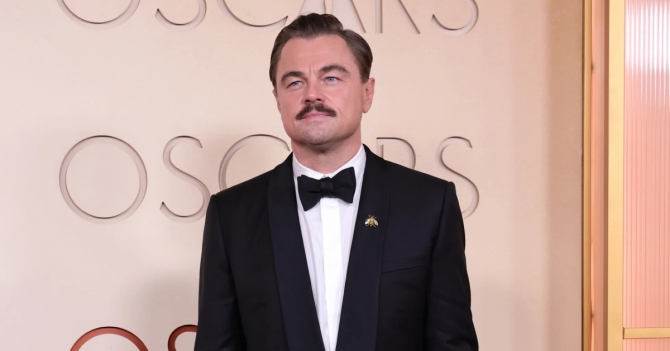 Леонардо Ди Каприо в Dior и Джесси Бакли в Chanel: красная дорожка «Оскара-2026»