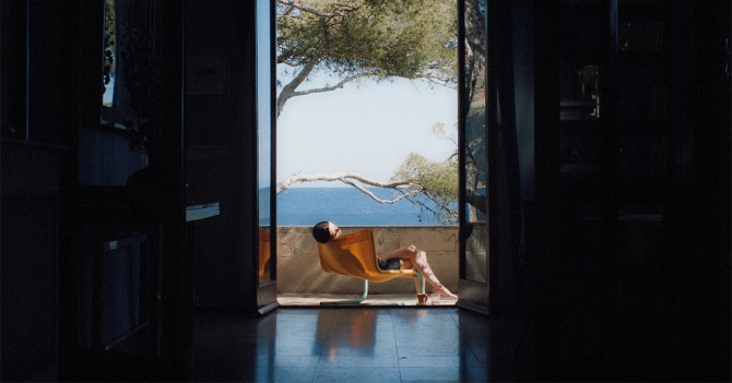 Изъяны общества потребления и летняя меланхолия: какой получилась экранизация романа Франсуазы Саган «Здравствуй, грусть!»