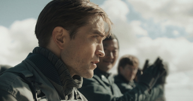 Ценность каждой жизни, колонизаторство и власть в руках идиотов: о чем размышляет Пон Джун-хо в фильме «Микки 17»