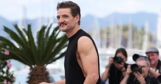 Маргарет Куолли в Chanel и Педро Паскаль в Calvin Klein: лучшие образы Каннского кинофестиваля 2025