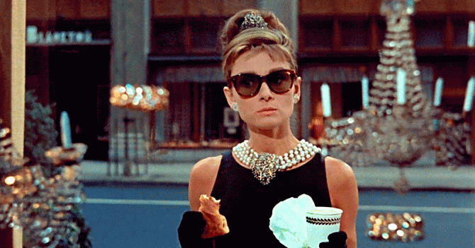 «Завтрак у Тиффани», «Как украсть миллион» и еще 6 фильмов с костюмами Юбера де Живанши