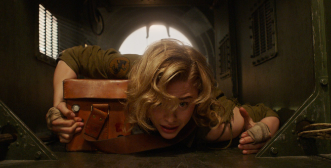 Небо, самолет, гремлины: каким получился «Воздушный бой» с Хлоей Грейс Морец