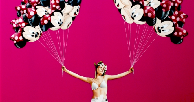 Глянцевое одиночество: выставка \"8\" Чави Виларо