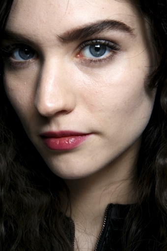 За подчеркнутые, как у Giorgio Armani!