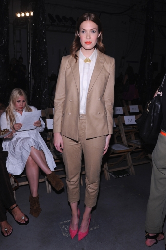 За Мэнди Мур!