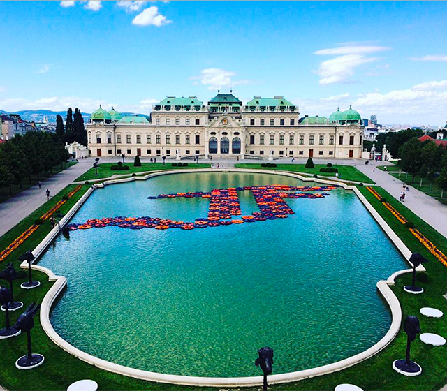 Ай Вэйвэй создал инсталляцию из спасательных жилетов в фонтане венского дворца