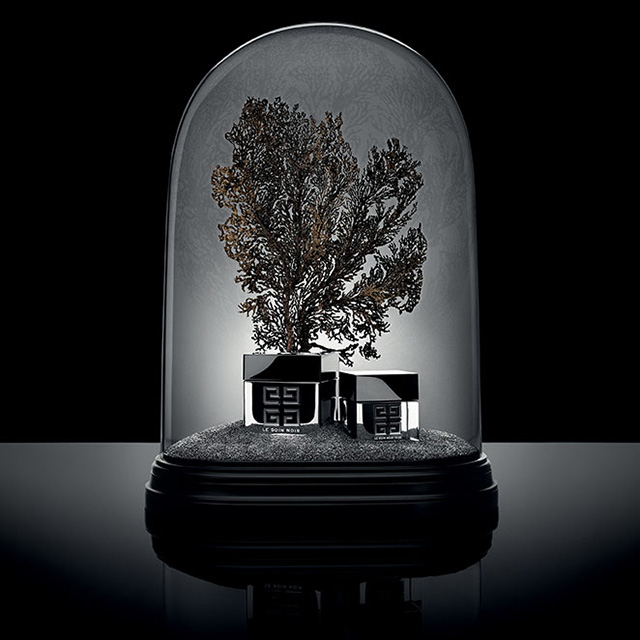 Черное золото: Givenchy выпускают второе поколение ухода Le Soin Noir