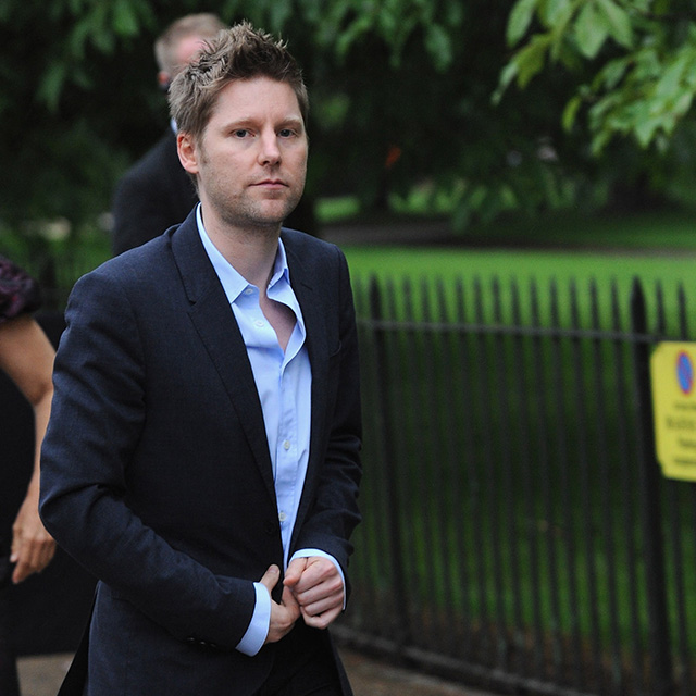 Инвесторы Burberry возмущены доходами Кристофера Бейли