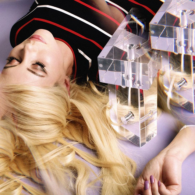 Chromatics перепевает Girls Just Wanna Have Fun с Кейт Мосс и Карой Делевинь