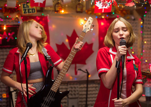 Лили-Роуз Депп на съемках \"Любителей йоги\"