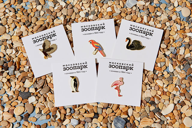 Фламинго, манул, енот: новая серия значков Heart of Moscow