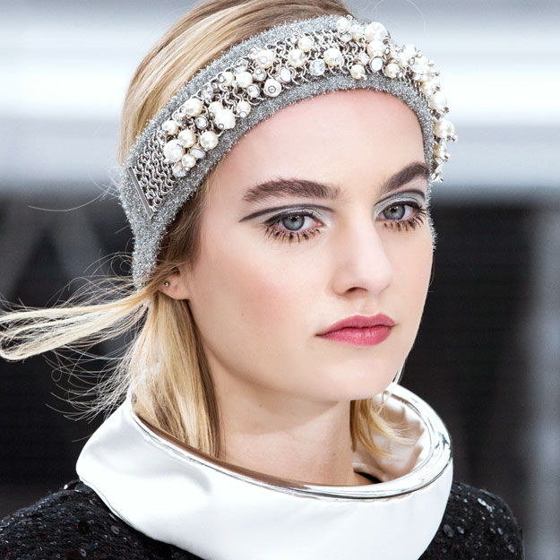 Как повторить макияж с накладными ресницами с показа Chanel