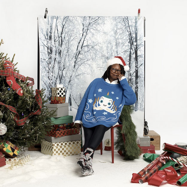 Вупи Голдберг выпустила коллекцию рождественских свитеров
