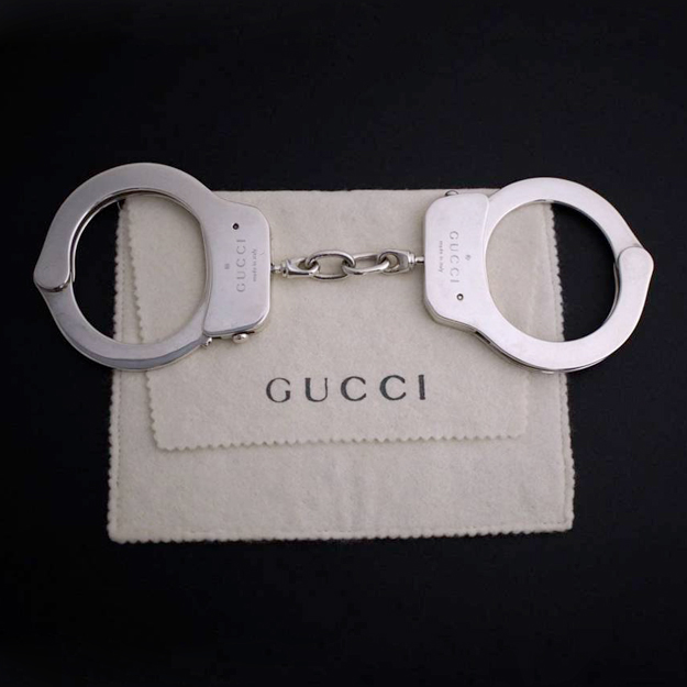 Серебряные наручники Gucci 1998 года появились в продаже