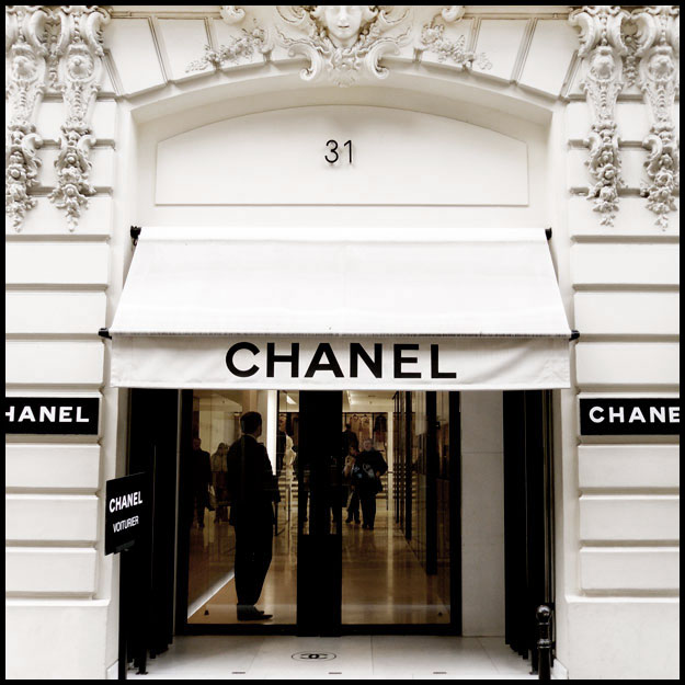 Chanel и Farfetch откроют интерактивные бутики Chanel и Farfetch откроют интерактивные бутики
