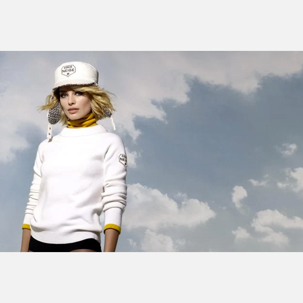 Марго Робби позирует в шапке-ушанке на первом снимке для «зимней» линии Chanel