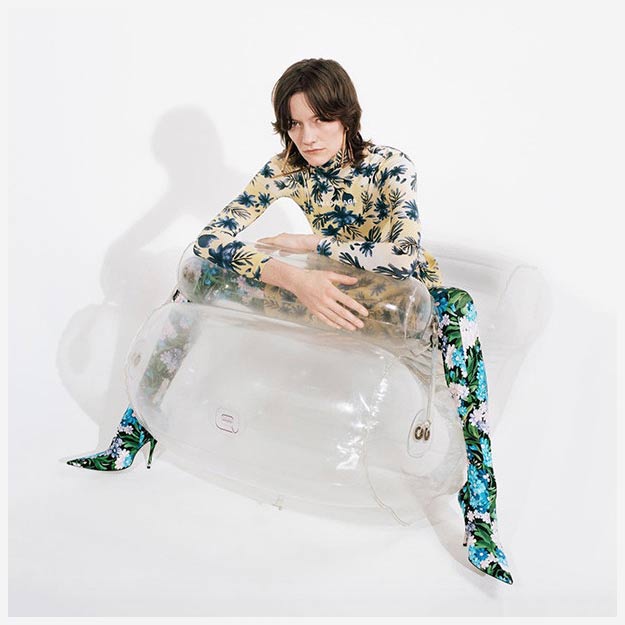 Многослойные луки и кожаные кресла в новой съемке Balenciaga