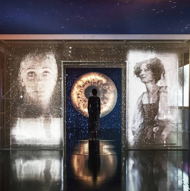 Арт-коллектив из Рима создал сюрреалистическую инсталляцию для Каннского фестиваля