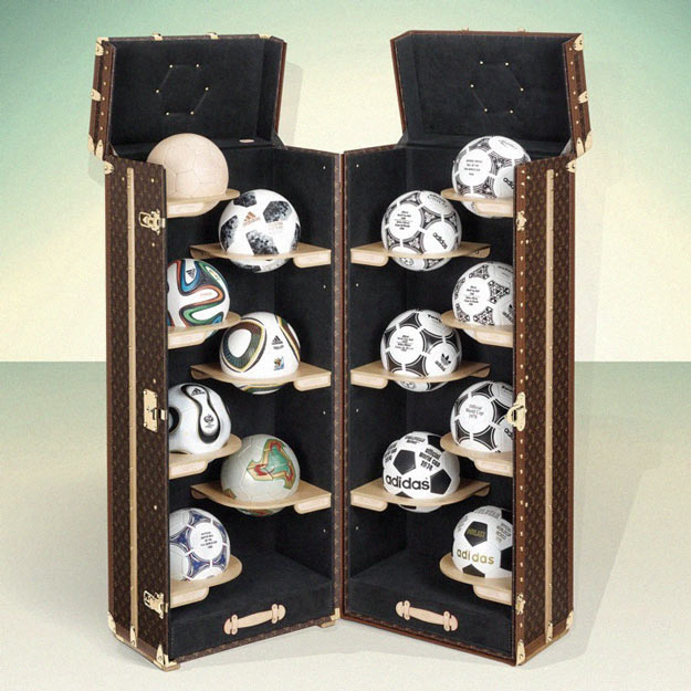 Louis Vuitton выпустил ограниченную серию чемоданов с официальными мячами ЧМ по футболу