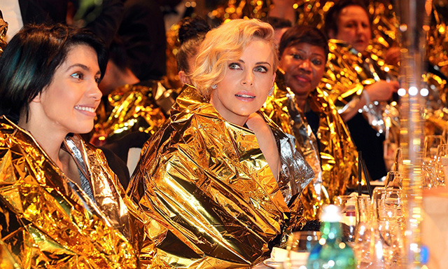 Ай Вэйвэй одел гостей Берлинского кинофестиваля в спасательное одеяло