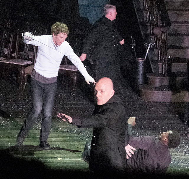 \"Быть или не быть\": Бенедикт Камбербэтч в роли Гамлета на лондонских подмостках