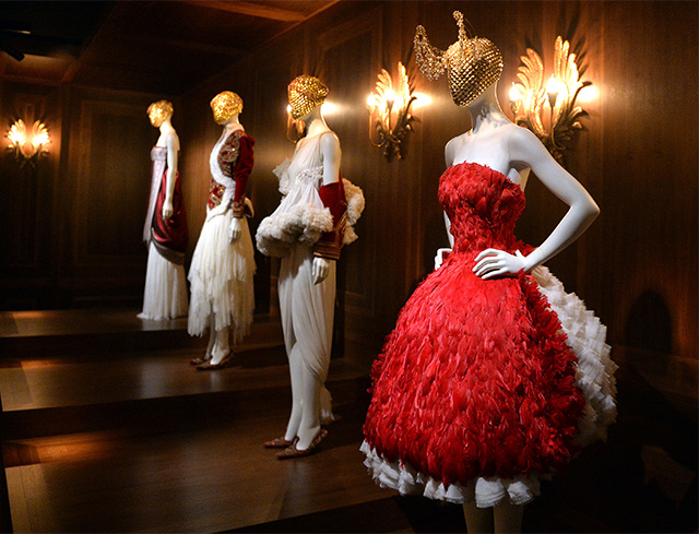 Первый взгляд: выставка Alexander McQueen: Savage Beauty в Музее V&A